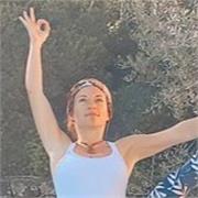 Professeur de Yoga / Hatha Vinyasa / Cours dynamique fun, on ressent on s'étire on se muscle et on se sens bien
